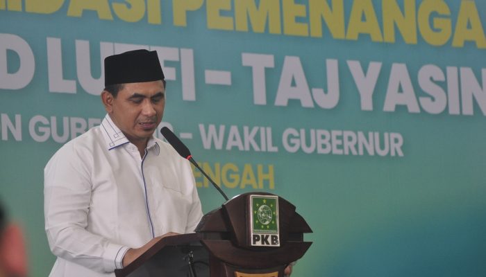 Momen Taj Yasin Ngangkring Dekat Kantor Muhammadiyah, Warga Berebut Swafoto dan Salaman