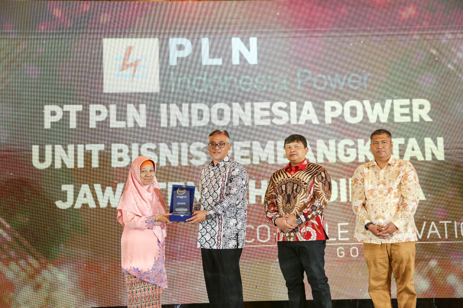 PLN dan Pertamina Raih Penghargaan di Eco Tech Pioneer Sustainability Award 2024