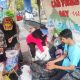 pengunjung CFD dan para relawan WCD sedang memilah sampah