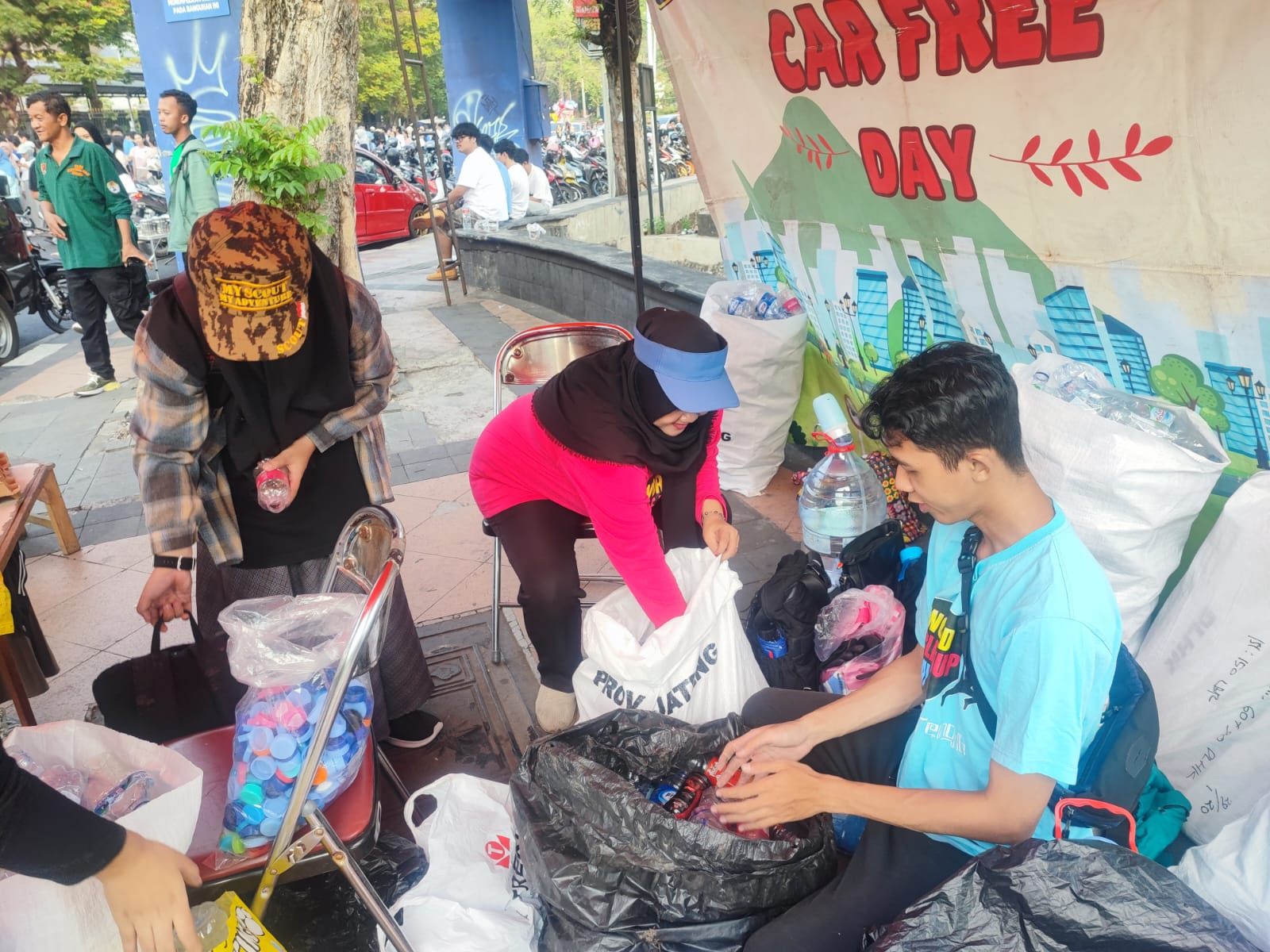 pengunjung CFD dan para relawan WCD sedang memilah sampah