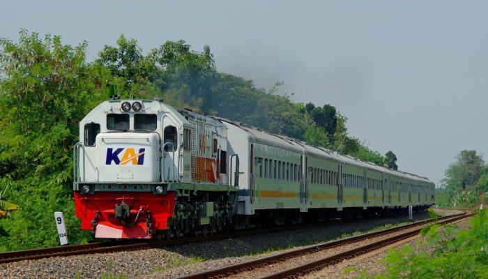 KA No 1 Argo Bromo Anggrek Tertemper Minibus di Perlintasan Kereta Api Alastua-Semarang Tawang