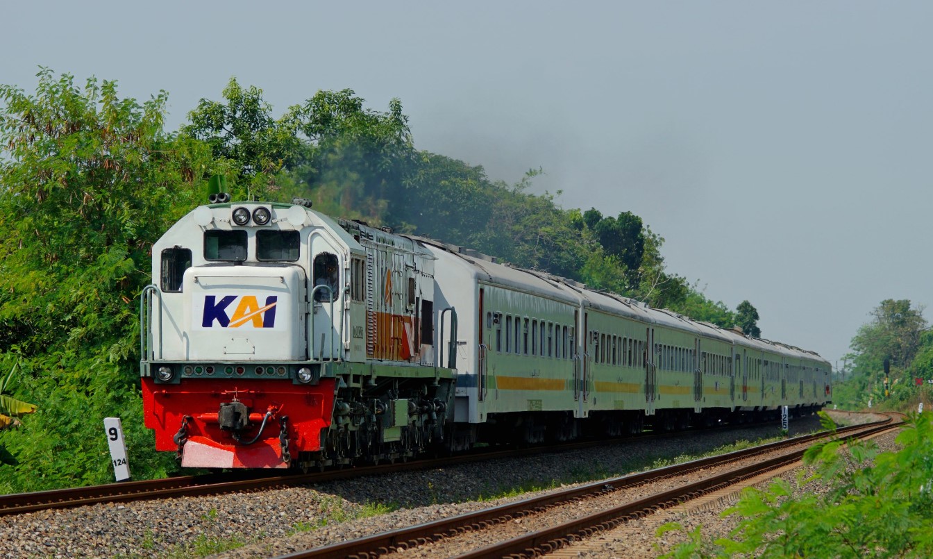 KA No 1 Argo Bromo Anggrek Tertemper Minibus di Perlintasan Kereta Api Alastua-Semarang Tawang