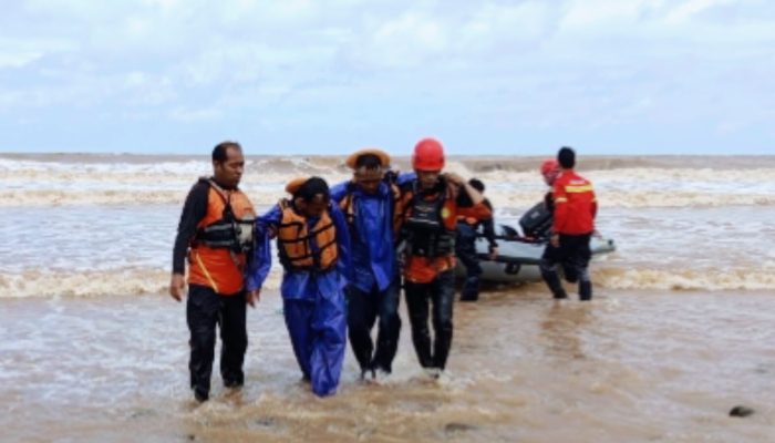 Kapal Pencari Ikan Mati Mesin Dan Dihantam Ombak Besar, Tiga Nelayan Berhasil Dievakuasi