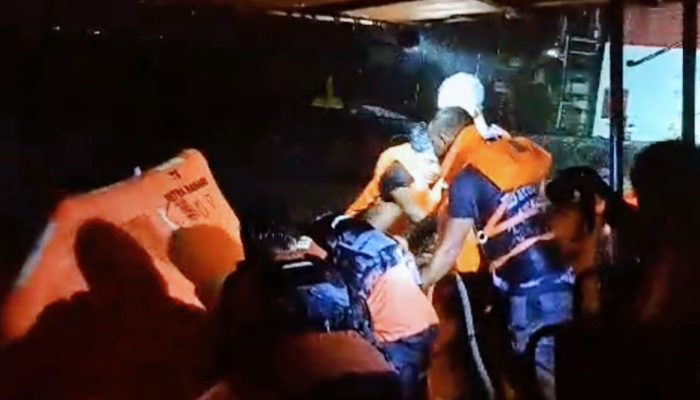 Kapal Tugboat Berhasil Dievakuasi Setelah Diterjang Ombak Besar Di Dam Ijo