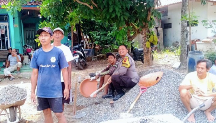 Bhabinkamtibmas Polres Pekalongan Kota Inisiatif Renovasi Musholla Al Barokah