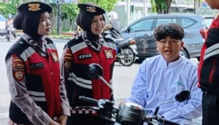 Polwan Cantik Berikan Teguran Kepada Pengendara Motor Yang Tidak Mengenakan Helm Dengan Santun dan Humanis