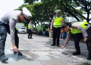 Tindak Lanjuti Temuan Jalan Berlubang, Polres Demak Berikan Tanda Cat Demi Keselamatan Pengguna Jalan