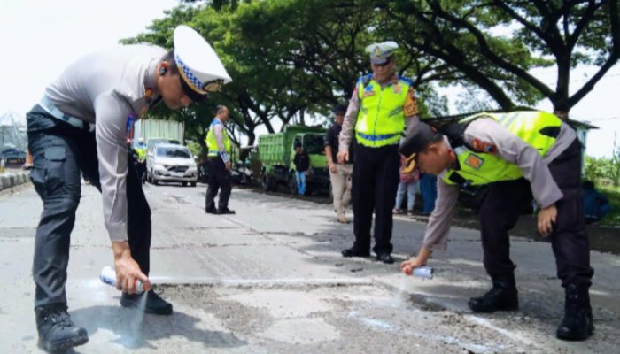 Tindak Lanjuti Temuan Jalan Berlubang, Polres Demak Berikan Tanda Cat Demi Keselamatan Pengguna Jalan