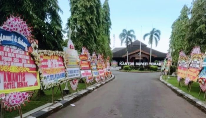 Jelang Pelantikan, Puluhan Karangan Bunga Ucapan Selamat Menghiasi Kantor Bupati Demak