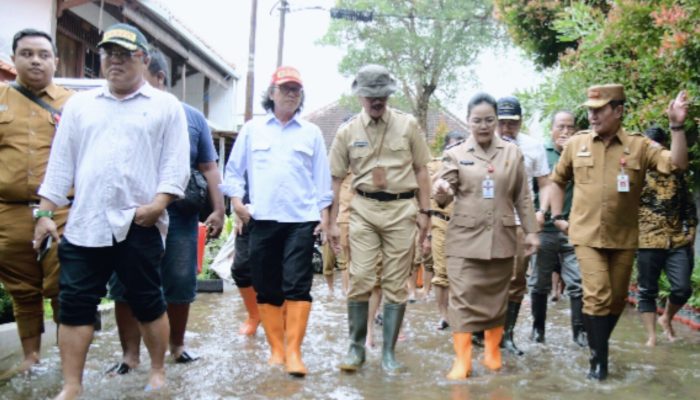 Banjir Tak Kunjung Surut, Wali Kota Semarang Gerak Cepat Langsung Meninjau Lokasi di Kelurahan Gebangsari Genuk