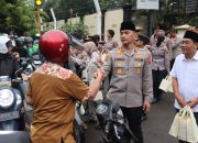 Kapolrestabes Bagikan Takjil Didepan Mapolrestabes Semarang