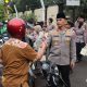 Kapolrestabes Bagikan Takjil Didepan Mapolrestabes Semarang
