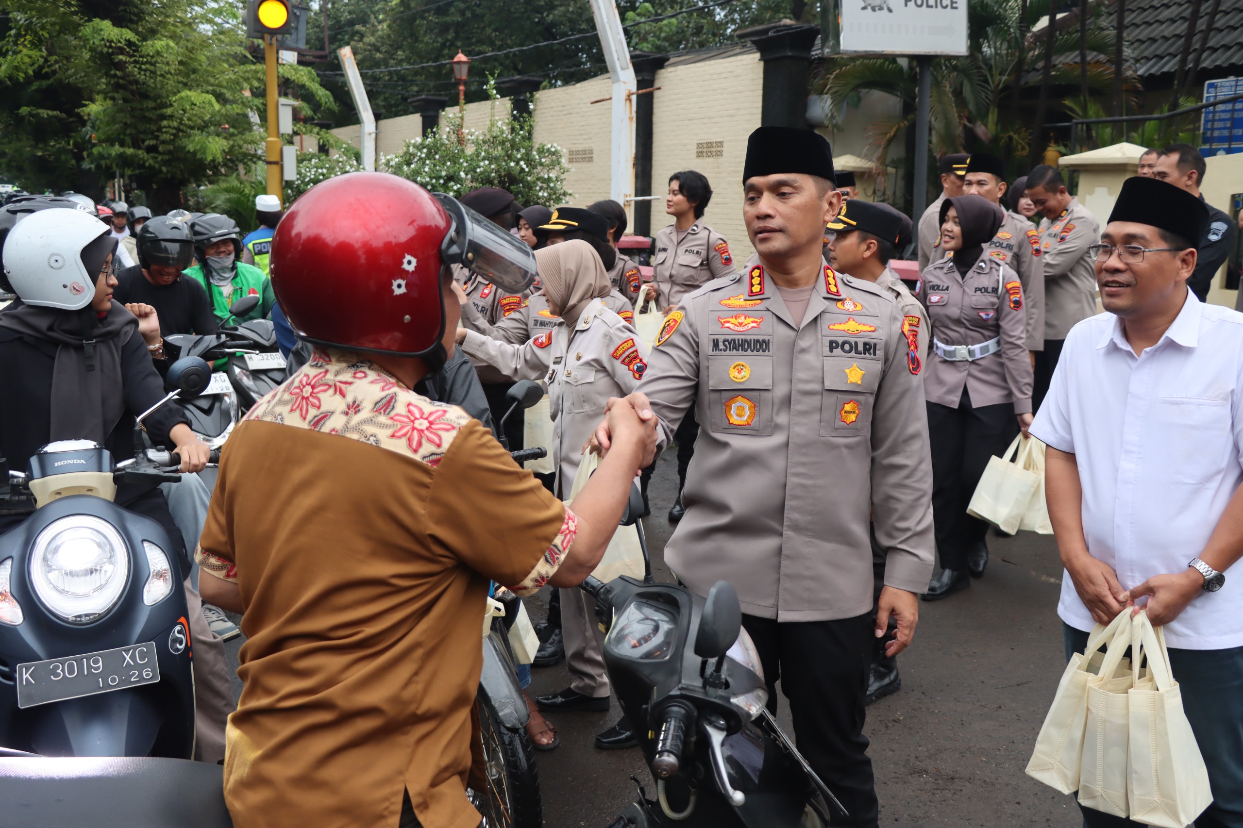 Kapolrestabes Bagikan Takjil Didepan Mapolrestabes Semarang