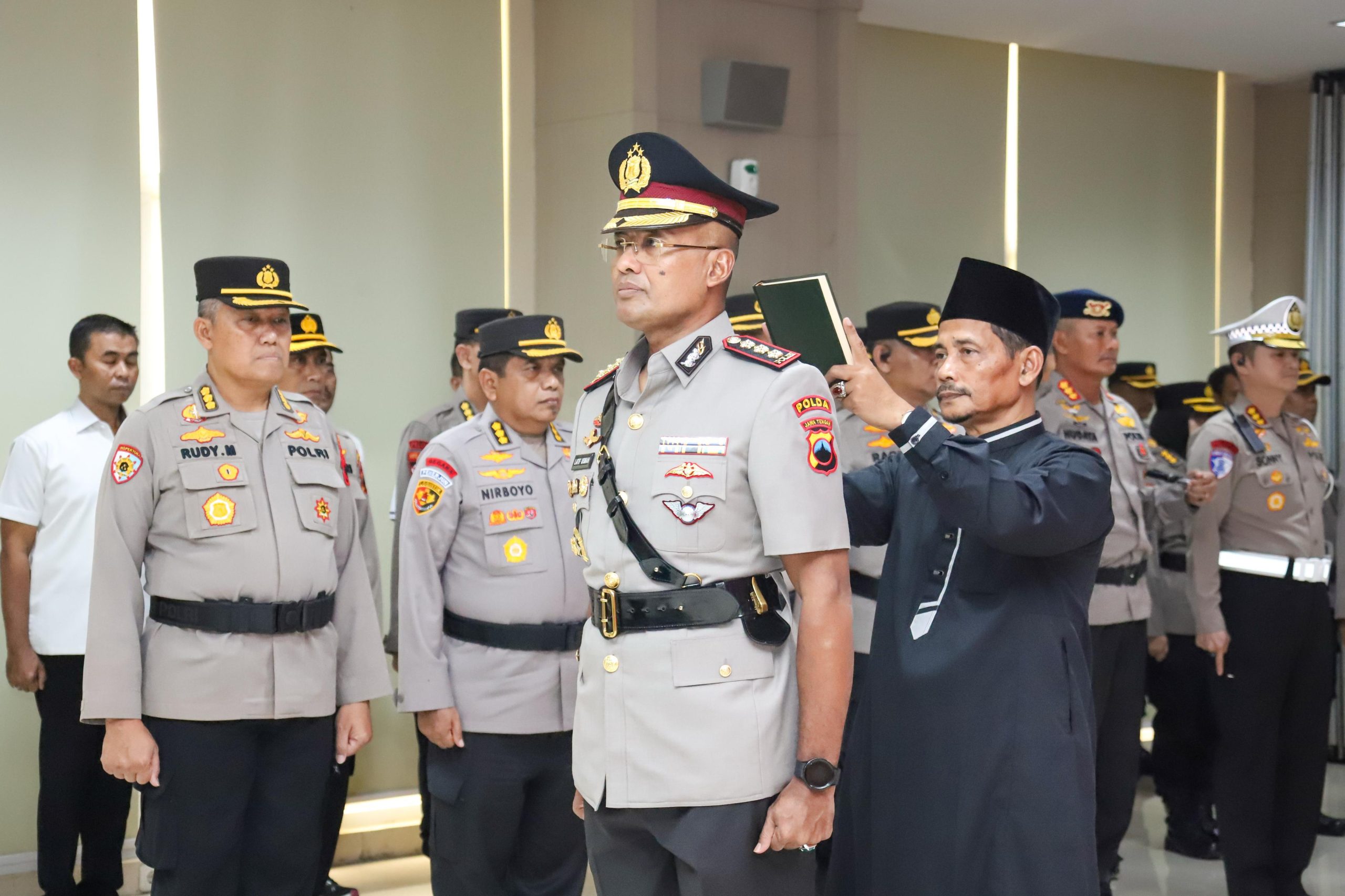 Sertijab Wakapolda Jateng; KombesPol. Latif Usman Siap Perbaiki Kedisiplinan Anggota