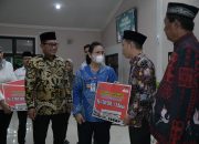 Wujudkan Janji Kampanye, Agustina Serahkan Bisyaroh kepada 6.572 ‘Warga Istimewa’