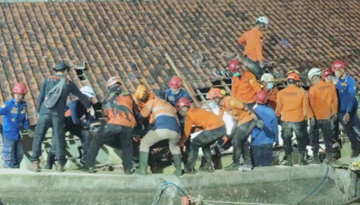 Tembok di Pondok Pesantren Gontor Rubuh, Basarnas Kota Semarang Bersama Tim Gabungan Berhasil Evakuasi Korban