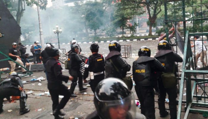 Situasi Mayday di Depan Kantor Gubernur Jawa Tengah Sempat Ricuh, Polisi Gerak Cepat Lindungi Para Buruh