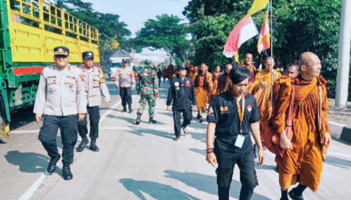 187 Personil Kepolisian Kawal Perjalanan 36 Biksu Yang Melintas di Semarang