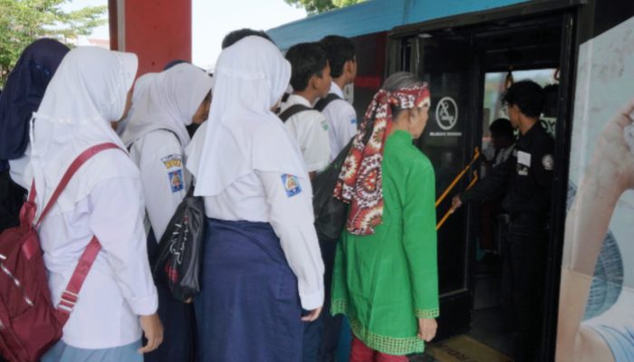 Lewat Kebijakan Kartu BRT Gratis Agustina-Iswar, Banyak Pelajar dan Mahasiswa Senang Bisa Ringankan Beban Orang Tua