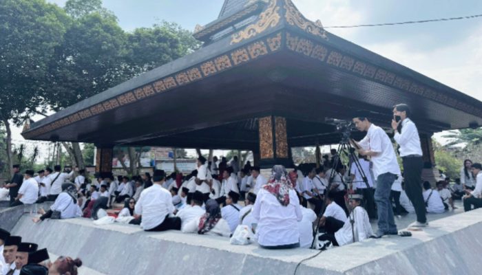 Kader Senior PDI Perjuangan Asal Tegal, Gus Wahid Tunjukan Semangat Juang Ikut Ziarah ke Makam Bung Karno Tanpa Kenal Lelah