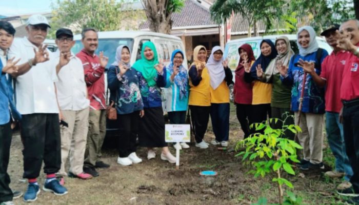 Warga Tlogosari Kulon Diberi Pelatihan Mengolah Sampah Organik Jadi Pupuk Kompos Oleh Tim PkM USM