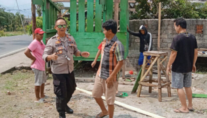 Polsek Banyumas Beri Dukungan Untuk Pos Kamling, Bangun Kebersamaan Melalui Kerja Bakti dan Bantuan Material