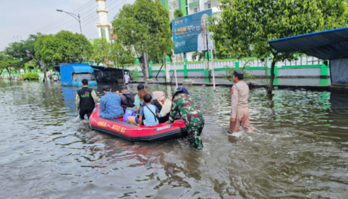 Kaligawe Banjir, Kasat Lantas Polrestabes Semarang Pimping Langsung Penanganan di Lapangan