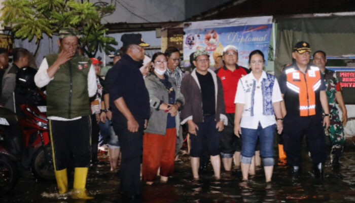Pastikan Penanganan Banjir Berjalan Optimal, Wali Kota Semarang Tinjau Langsung Lokasi Banjir di Kaligawe dan Muktiharjo Kidul