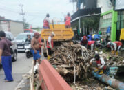 DPU Kota Semarang Kerahkan Seluruh Tenaga Lapangan di Tengah Hujan untuk Bersihkan Sampah di Saluran