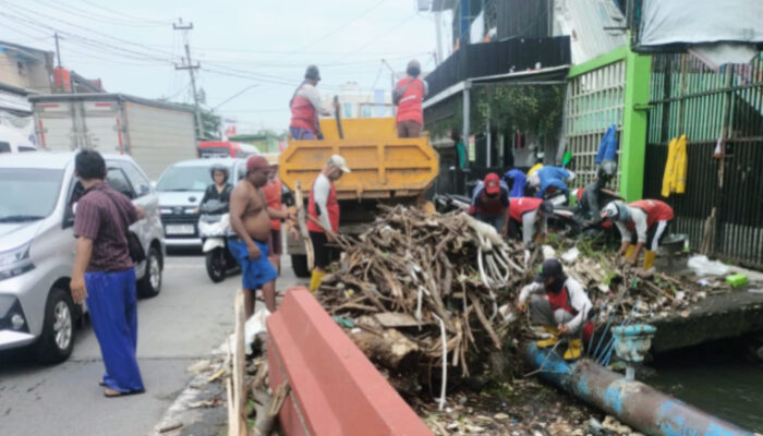 DPU Kota Semarang Kerahkan Seluruh Tenaga Lapangan di Tengah Hujan untuk Bersihkan Sampah di Saluran