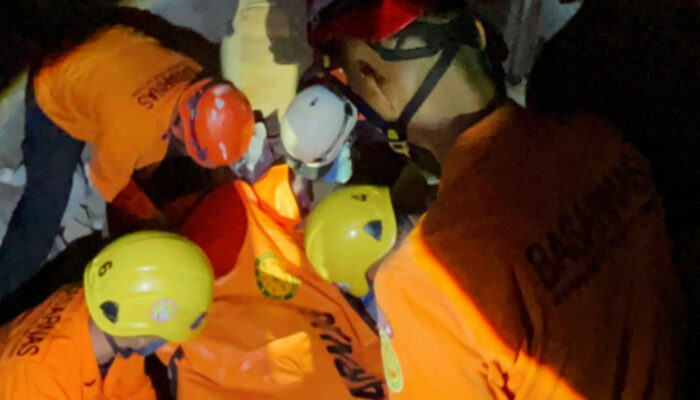 Tim SAR Gabungan Berhasil Mengevakuasi Lima Warga yang Menjadi Korban Tertimpa Reruntuhan Rumah di Pedamaran Semarang