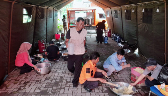 Penuhi Kebutuhan Pangan, Pemerintah Kota Semarang Dirikan Dapur Umum Bantu Warga Terdampak Banjir