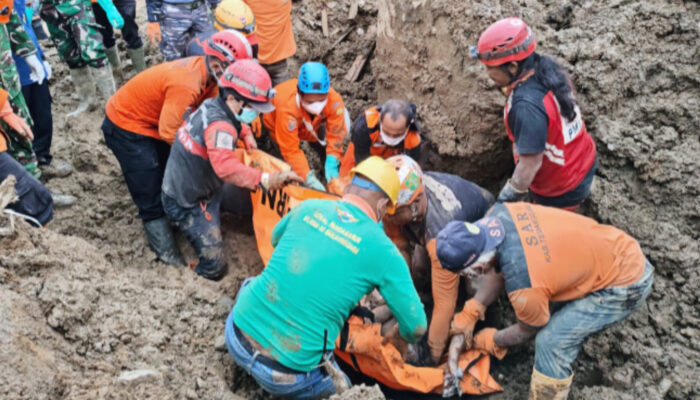Kerahkan Total 18 Alat Berat untuk Mencari Warga yang Hilang Akibat Tanah Longsor di Banjarnegara, Korban Satu Persatu Akhirnya Berhasil Ditemukan oleh Tim SAR Gabungan