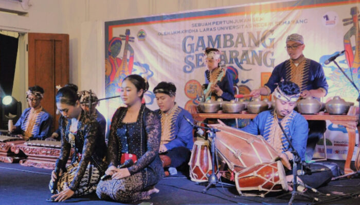 Ratusan Warga Antusias Menyaksikan Pertunjukan Gambang Semarang di Rumah PoHan Kota Lama Semarang 