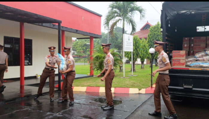 Keluarga Besar Kawanua Den Taruna AKPOL Angkatan 58, 59 dan 60 Kirimkan Ratusan Paket Sembako Kepada Warga yang Sedang Mengungsi di Posko Pengungsian Desa Pandanarum Banjarnegara