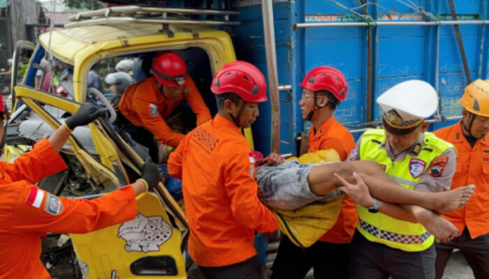 Tim SAR Gabungan Evakuasi Korban Kecelakaan Truk di Jalur Pantura Semarang-Kendal, Satu Orang Meninggal Dunia
