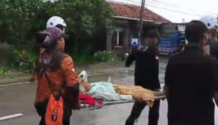 Tim Sukarelawan Universitas Semarang Bantu Evakuasi Warga Terdampak Banjir di Desa Gulang Kudus