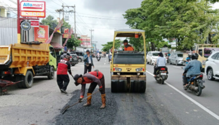 Pemerintah Kota Semarang Lewat DPU Lakukan Penambalan Jalan Berlubang di Beberapa Lokasi