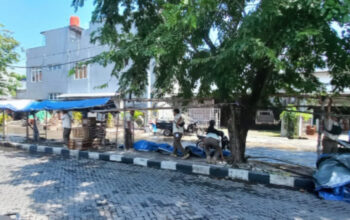 Satpol PP Kota Semarang Tertibkan 15 Lapak PKL di Tlogosari