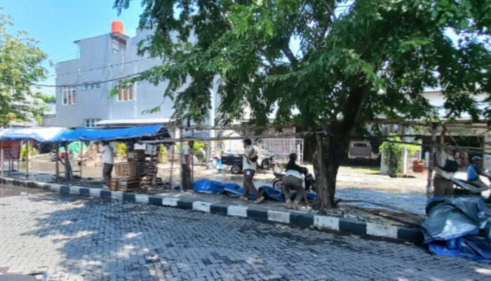 Satpol PP Kota Semarang Tertibkan 15 Lapak PKL di Tlogosari