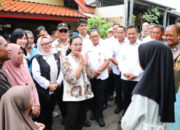 Agustina Wilujeng Pramestuti Tinjau Rumah Rusak Akibat Puting Beliung di Semarang Barat