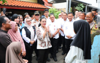 Agustina Wilujeng Pramestuti Tinjau Rumah Rusak Akibat Puting Beliung di Semarang Barat