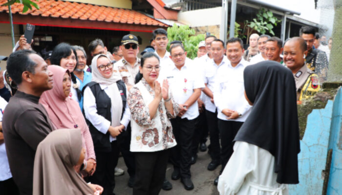 Agustina Wilujeng Pramestuti Tinjau Rumah Rusak Akibat Puting Beliung di Semarang Barat