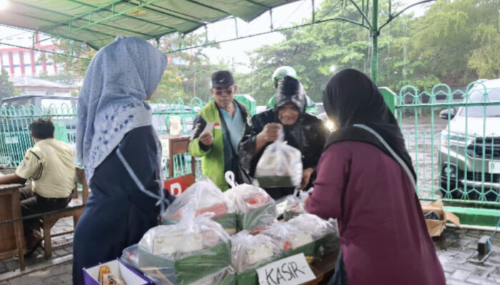 Warga Antusias Borong Baju Bekas Berkualitas di Bazar Ramadan Ibu Profesional Semarang
