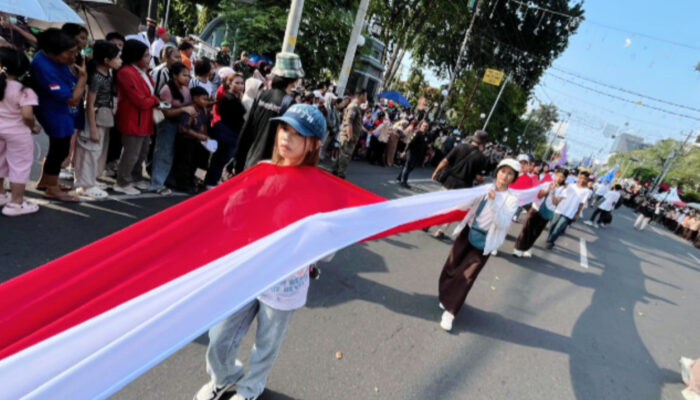 Nyalakan Nasionalisme, Merah Putih Sepanjang 100 Meter Terbentang di Karnaval Paskah Kota Semarang