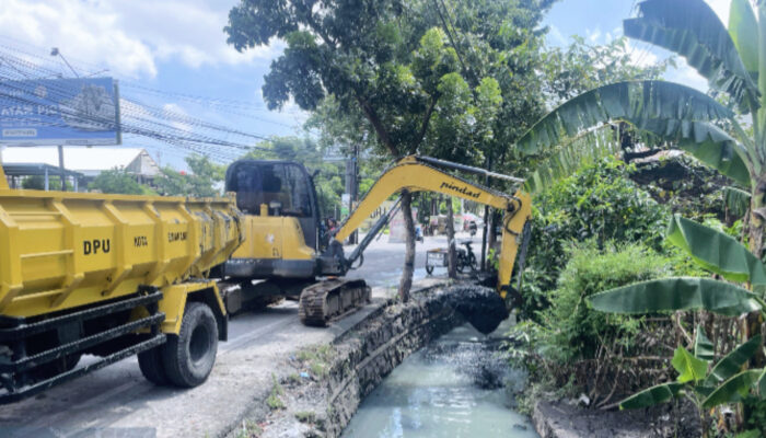 Respons Cepat Aduan Warga, Wali Kota Semarang Instruksikan DPU Keruk Sedimentasi Saluran Air di Gajah Raya