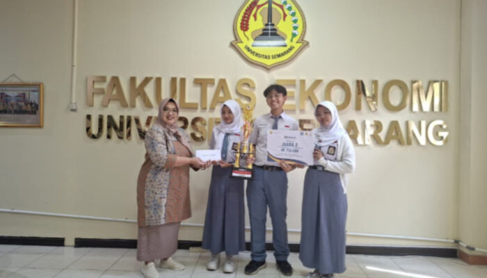Tim SMA Negeri 10 Semarang Juara 1 Lomba Video Kreatif FE USM