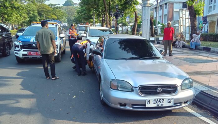 Dishub Kota Semarang Tindak Tegas Parkir Liar di Jalan Pahlawan, Kendaraan Pelanggar Digembok