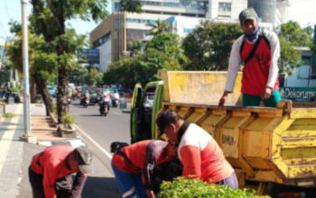 Antisipasi Musim Hujan, Pemkot Semarang Intensifkan Pembersihan Drainase di Simpang Lima