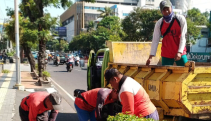 Antisipasi Musim Hujan, Pemkot Semarang Intensifkan Pembersihan Drainase di Simpang Lima